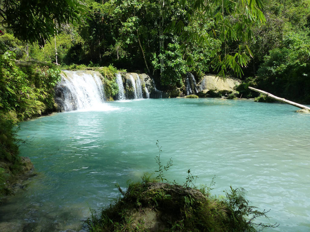 Chute d'eau sur l'île de Siquijor aux Philippines.