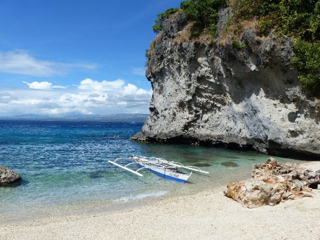 Plage paradisiaque sur l'île d'Apo aux Philippines.