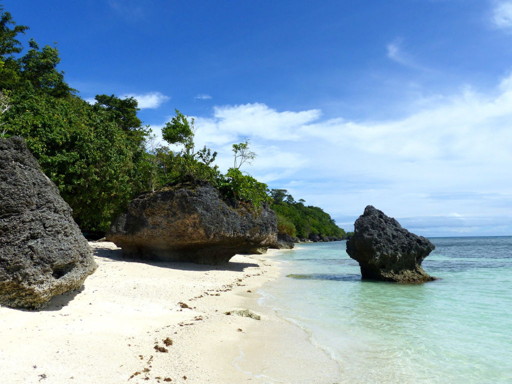 Plage de sable blanc sur l'île de Siquijor aux Philippines.